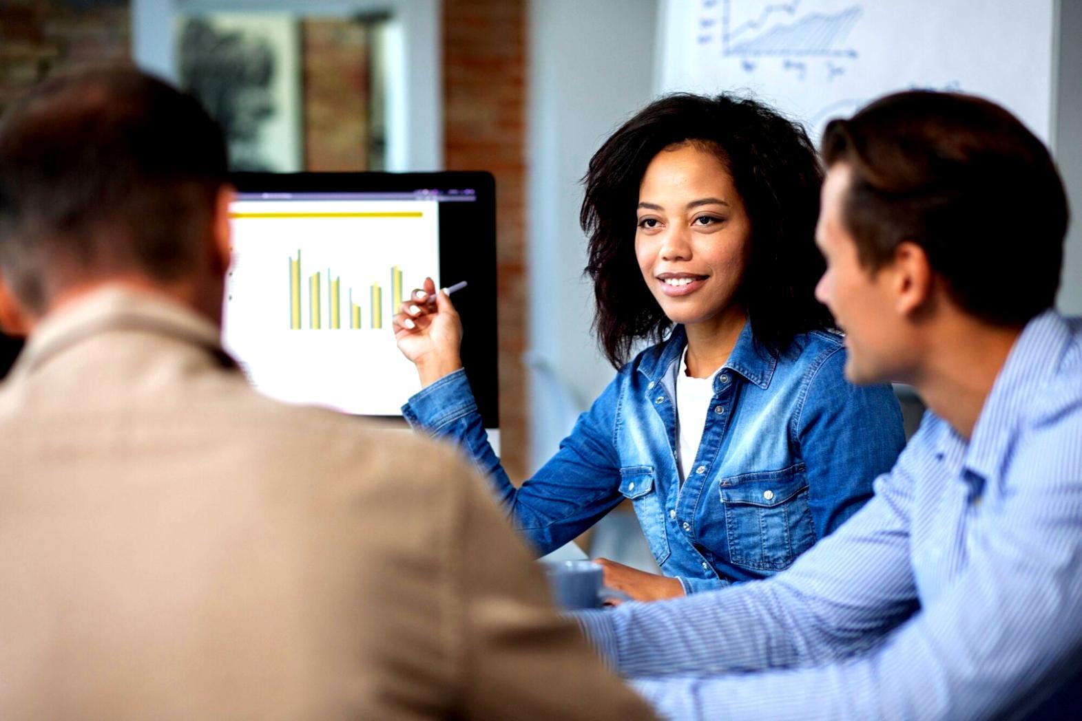 Taller financiero presencial con empresarios trabajando en grupo