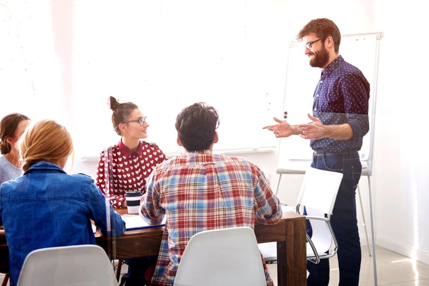 Sesión de planificación financiera con equipo empresarial